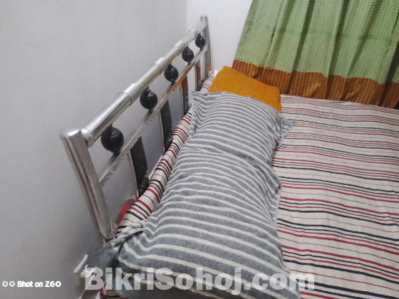 স্টিলের খাট এবং জাজিম